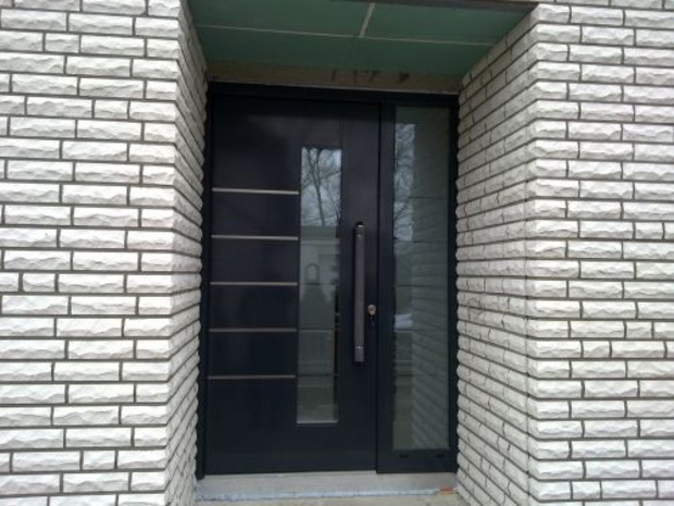 Inotherm Haustür in RAL 7016 mit Seitenteil