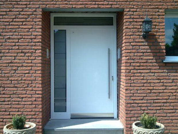 Flügelüberdeckende Inotherm Haustür mit Seitenteil und Oberlicht