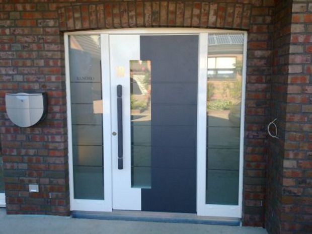 Inotherm Haustür zweifarbig mit Seitenteilen