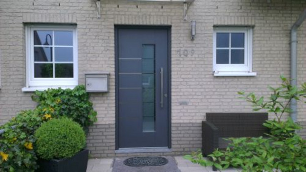 Inotherm Haustür flügelüberdeckend in anthrazitgrau metallic