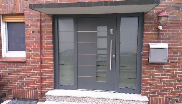 Inotherm Haustür mit zwei Seitenteilen