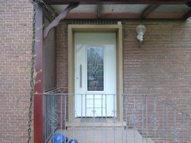 Flügelüberdeckende Inotherm Haustür mit Bleiverglasung