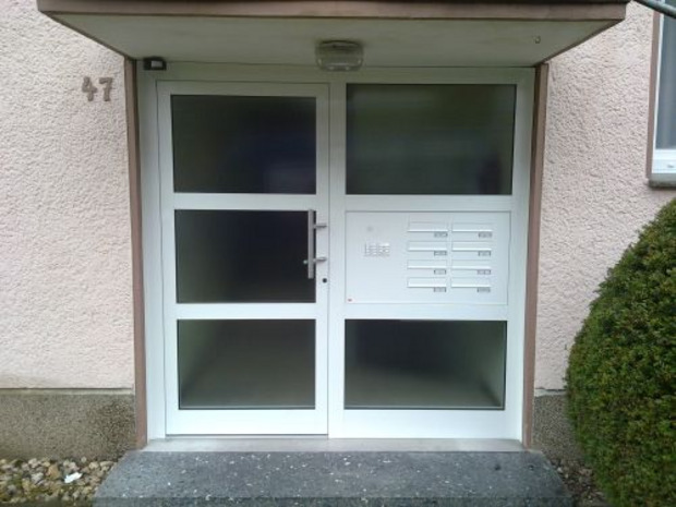 Haustür mit Seitenteil für Mehrfamilienhaus