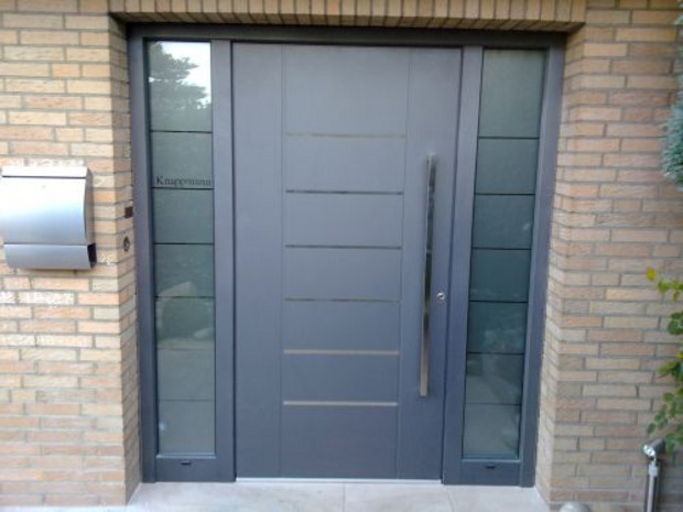 Inotherm Haustür mit 2 Seitenteilen in eisenglimmer