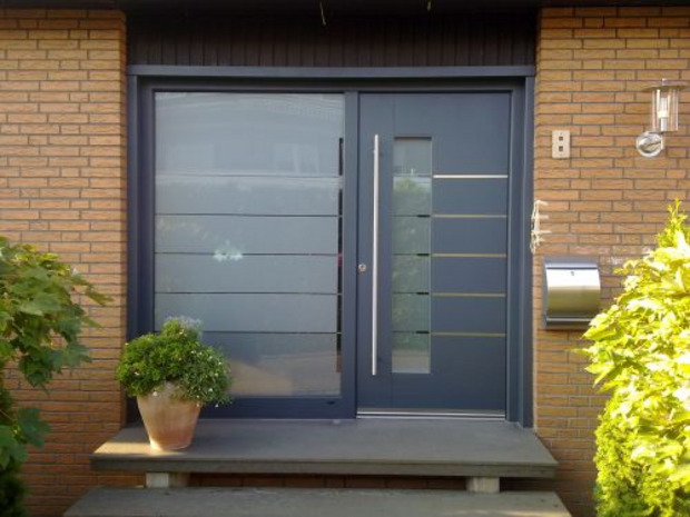 Flügelüberdeckende Inotherm Haustür mit Seitenteil