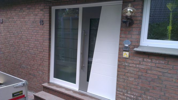 Zweifarbige Inotherm Haustür mit Seitenteil