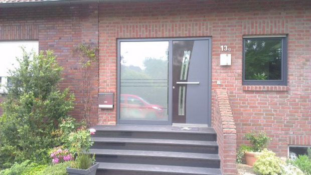 Inotherm Aluminiumhaustür zweifarbig mit Seitenteil