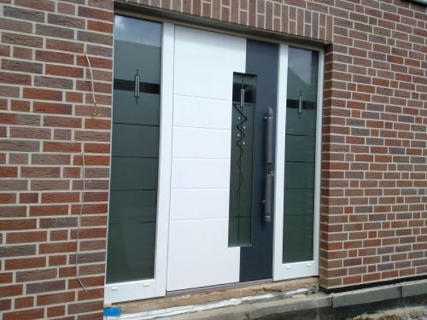 Inotherm Haustüranlage mit zwei Seitenteilen