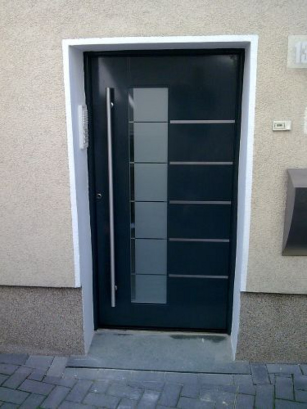 Flügelüberdeckende Inotherm Haustür in anthrazit