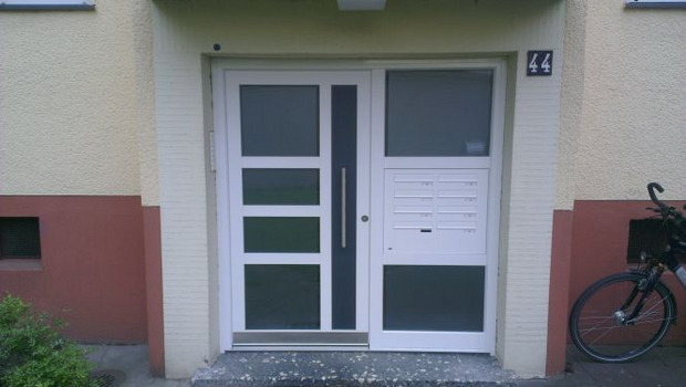 Inotherm Haustür mit Briefkastenanlage für Mehrfamilienhaus