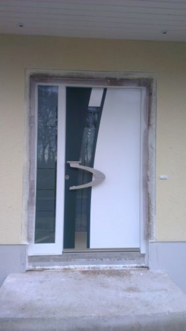 zweifarbige Inotherm Aluminiumhaustür mit Seitenteil