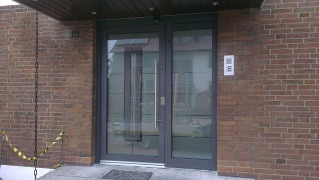 Inotherm Haustür mit Ganzglasfüllung für Mehrfamilienhaus