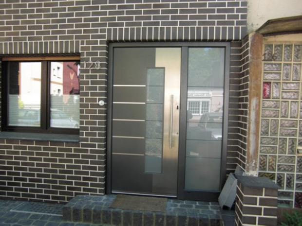 Inotherm Haustür flügelüberdeckend mit Seitenteil und Fingerscan